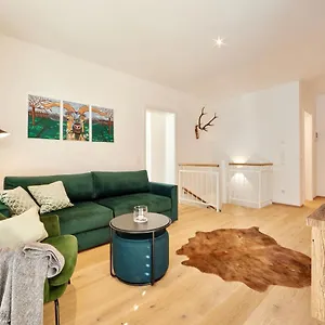 Hirsch Apartment